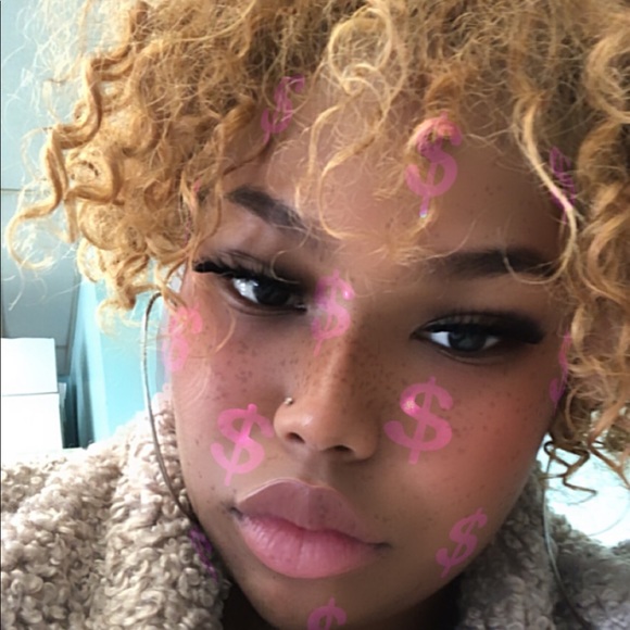 Meet your Posher, Aurelie - Picture 1 of 1